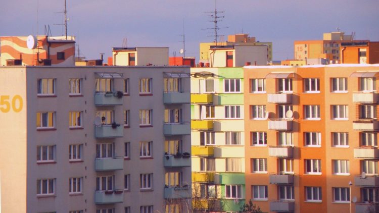 Přidáváme se k demonstraci iniciativy Za bydlení a požadujeme investice do lidí, ne do betonu