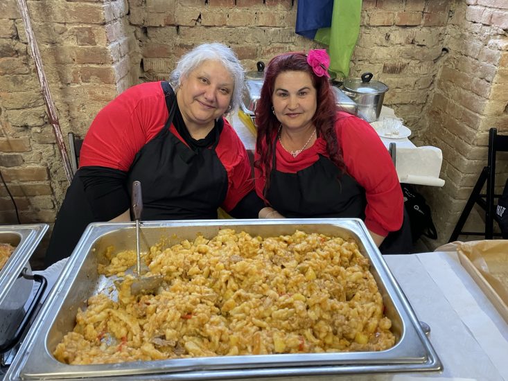 Vaří, pečou a plánují desegregaci romských škol. To jsou Romane kucharky!